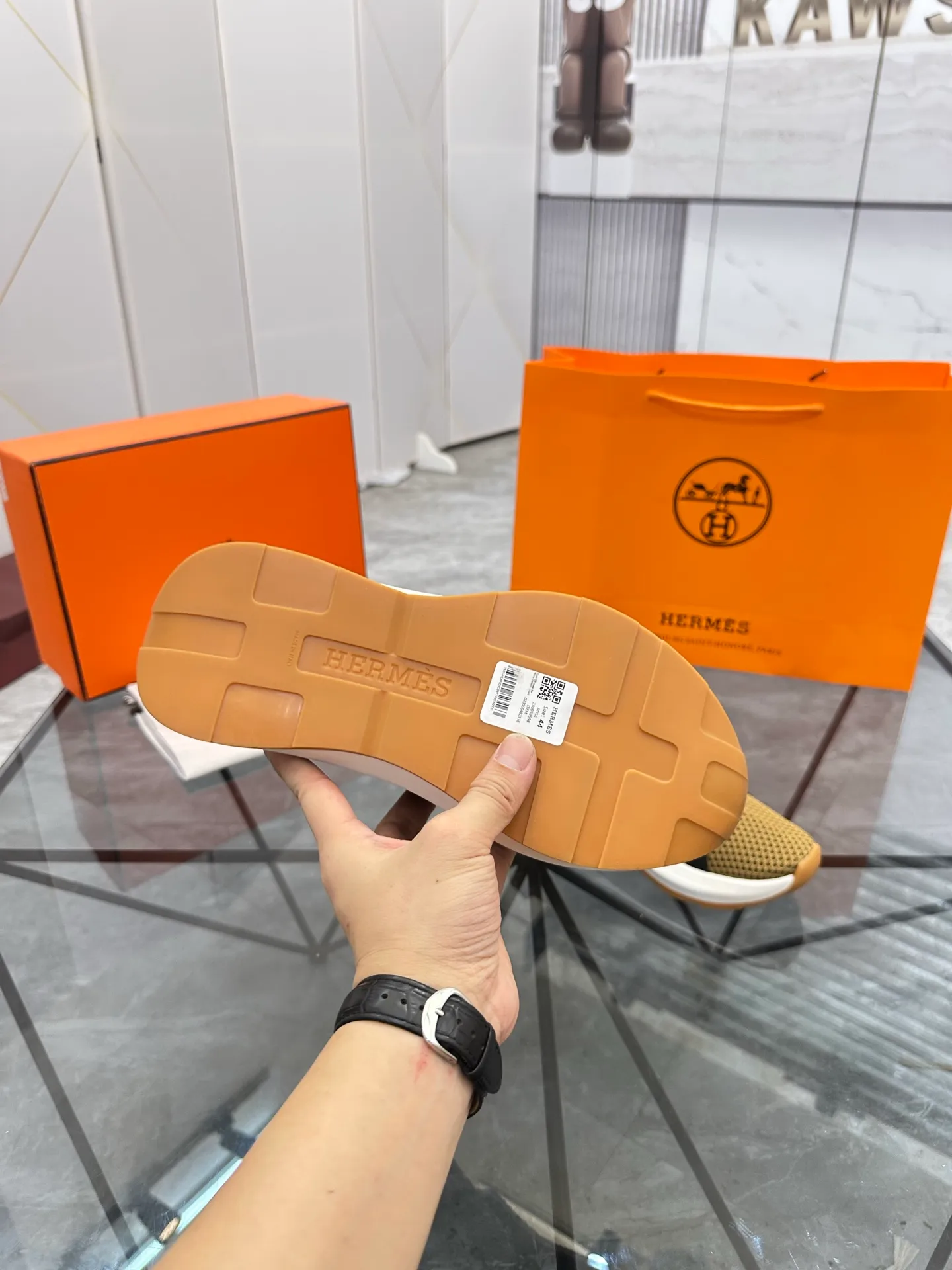 Men's shoes: 💰P620¥ High-end top quality Product trademark: Hermes *"Hermès*" low-top casual shoes Regular size: 38-45 (can be customized to 46) Product materials: Upper imported from the counter original fly weave, breathable lining, cowhide foot pads, original outsole. No.: 001